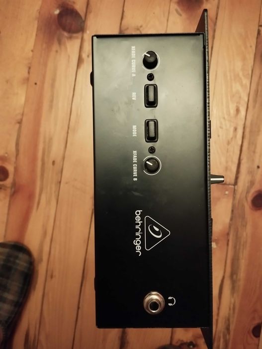 Продавам Dj миксер Беринджър модел NOH 404 в мн. добро състояние