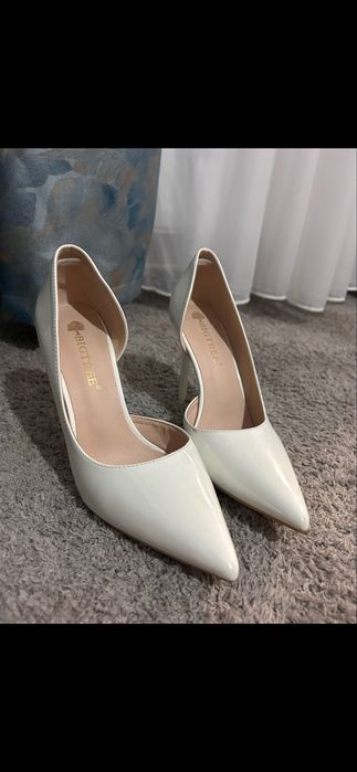 Pantofi cu toc/ tocuri perfecte pentru orice eveniment