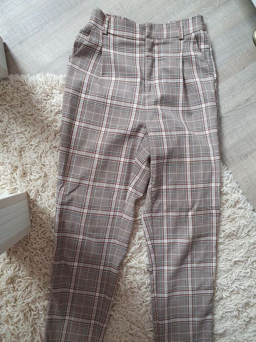 Pantaloni în carouri