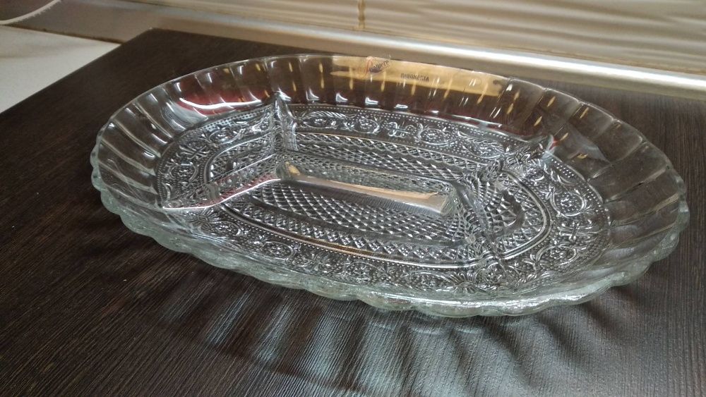 Тарелка-менажница 4-секционная для орехов, конфет