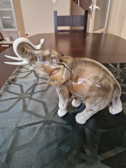 Топ Рядка антикварна колекционерска порцеланова фигура Royal Dux