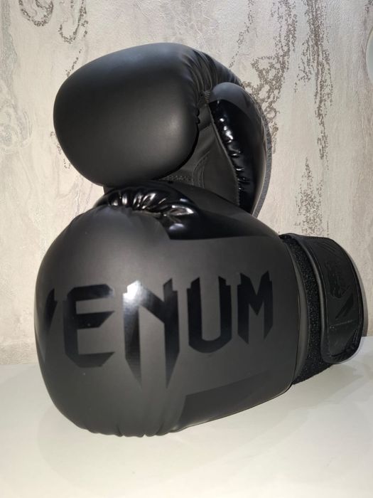 Боксерские перчатки venum 8 унций