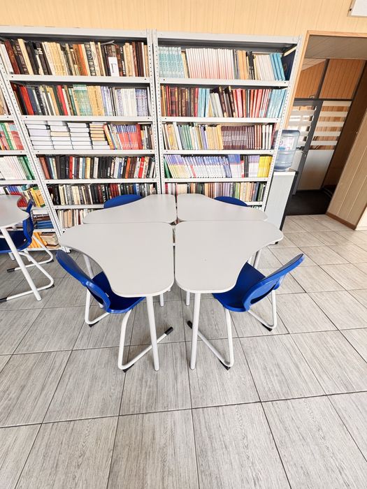 Стол офисный со стулом.