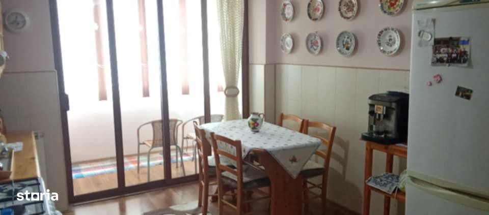 Apartament foarte spatios, structurat pe 2 niveluri!