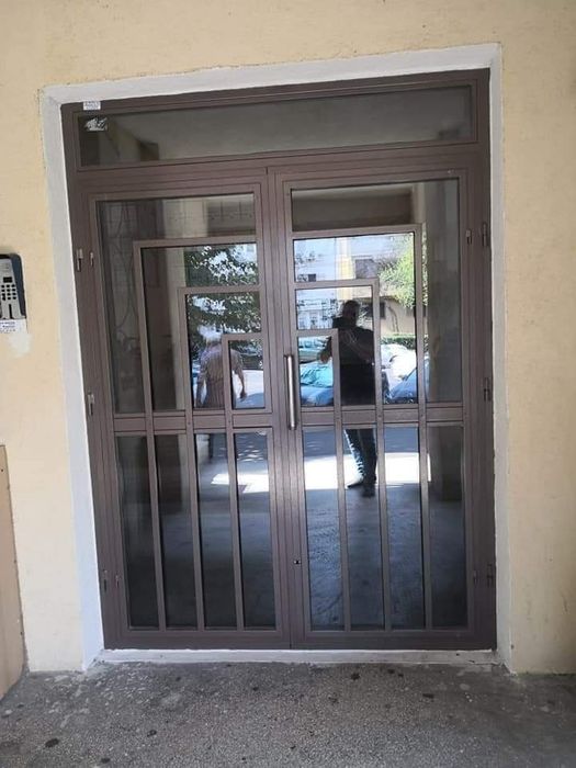Ușii metalice întrare în Bloc