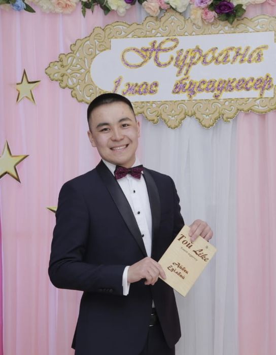 Ведущий на двух языках