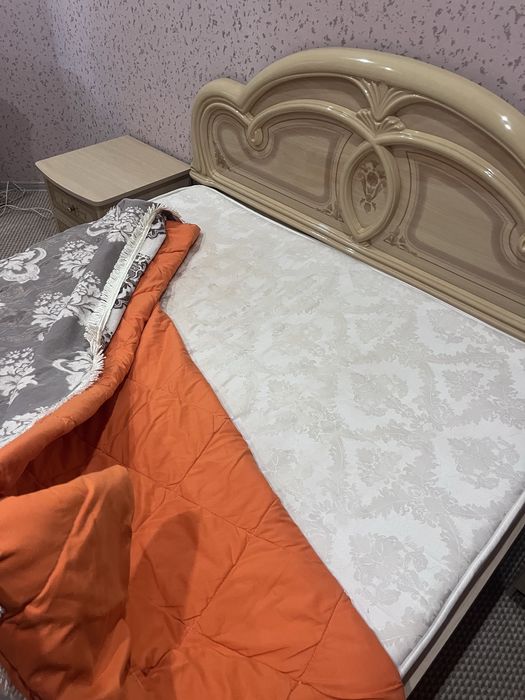кровать и 2 тумбы