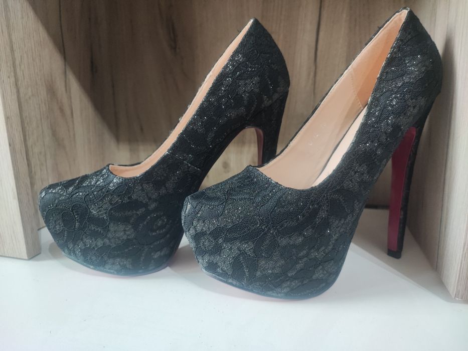 Обувки с платформа номер 38 НОВИ!!!