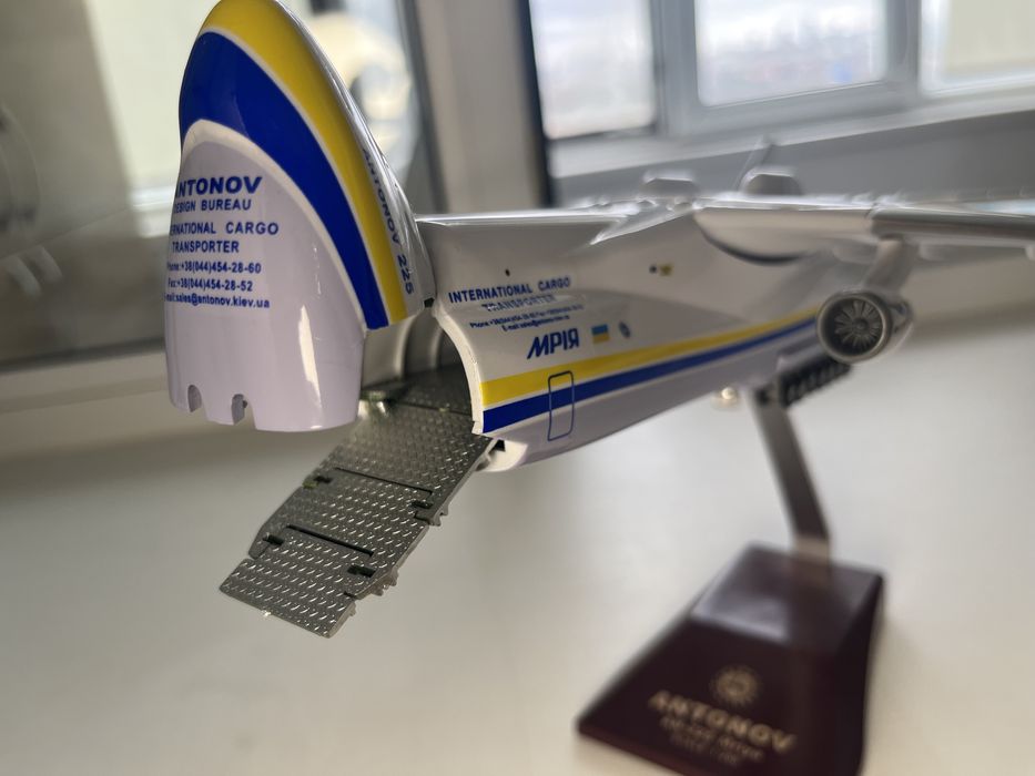 Продам модель самолета Ан 225 1:200