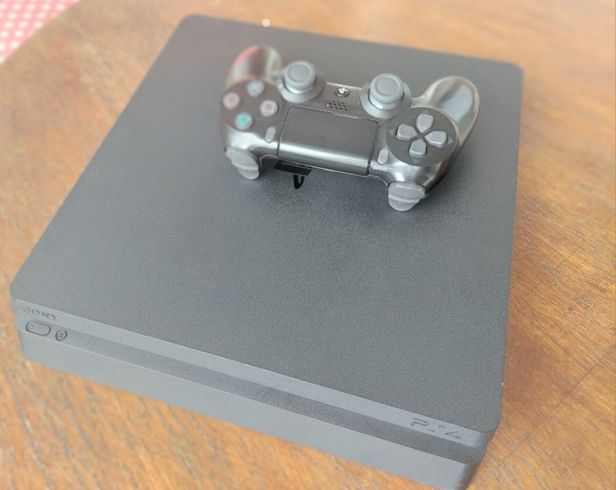 Playstation 4 Slim 1TB, с 1 джойстика и 4 игри