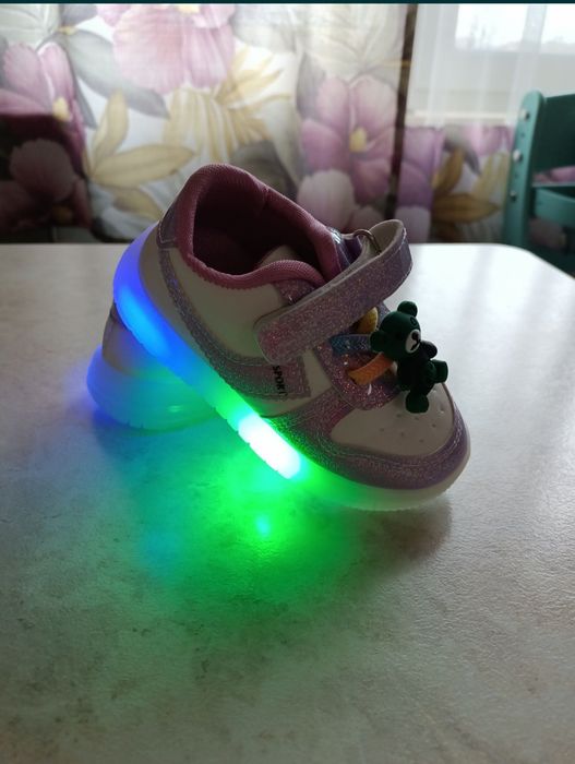 Продам детские кроссовки