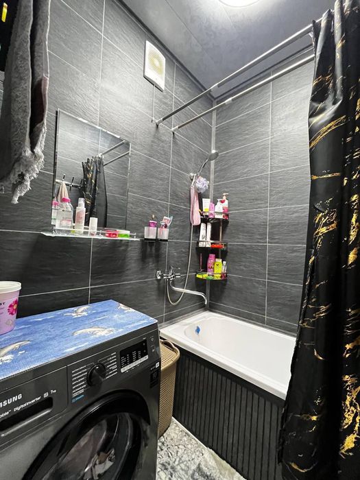 Продаётся двухкомнатная переделанная в 3х на м-в Ялангач