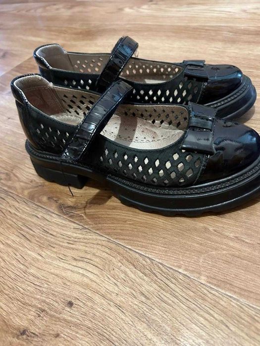 Продам туфли школьные 32 размер