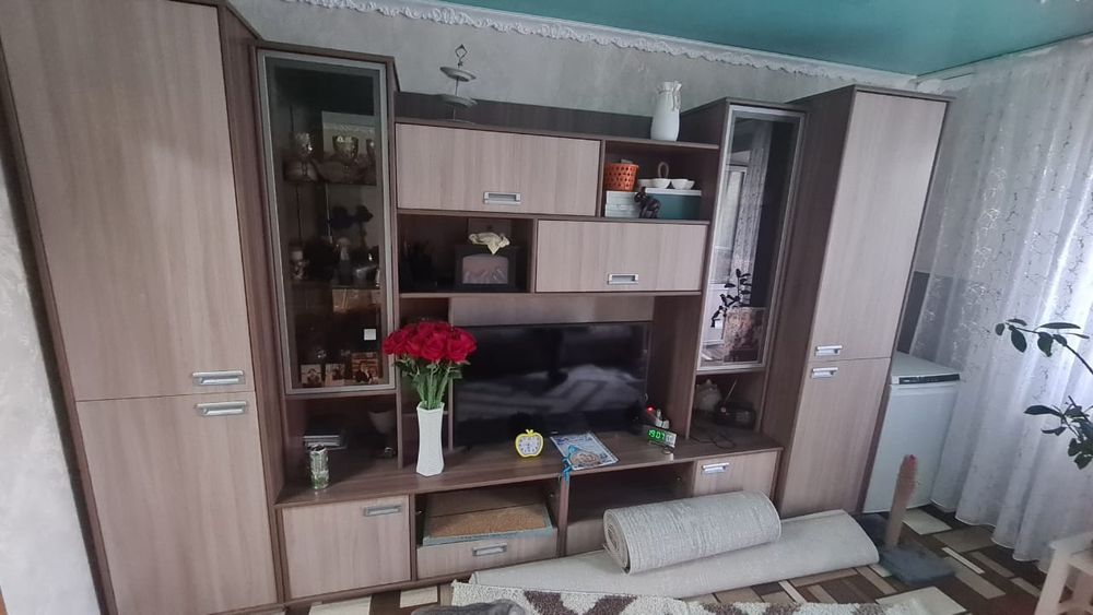 Стенка в гостивую комнату