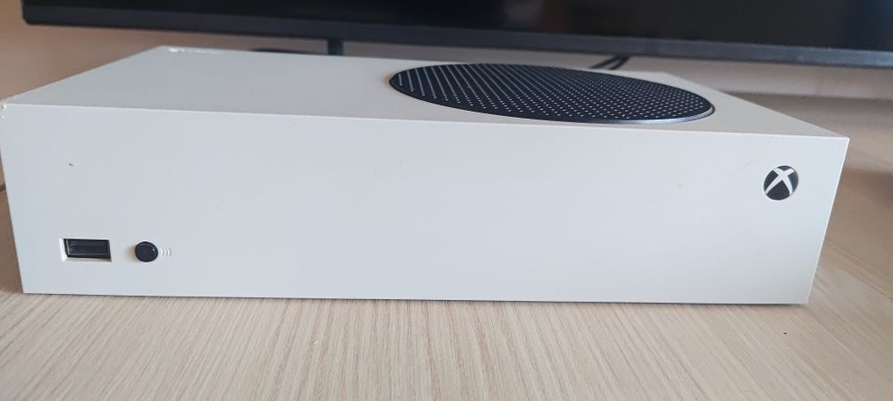 Xbox Series S cu 3 manete