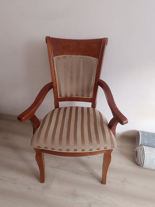 Стул с подлокотниками