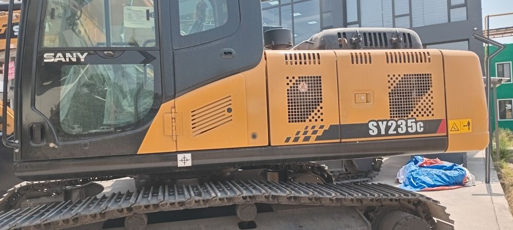 В наличии гусеничный экскаватор