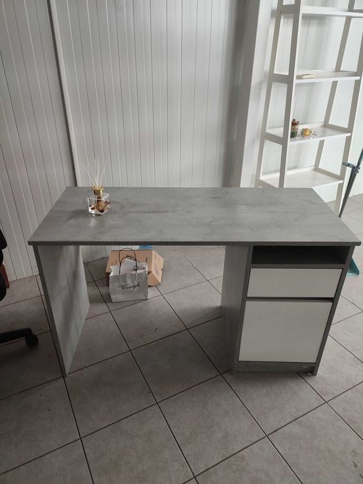 Масивно бюро в отлично състояние