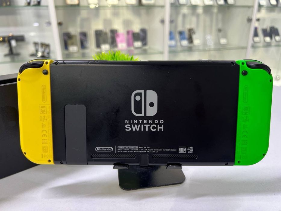 Nintendo Switch (V1) 2017  6.2 inch, LCD