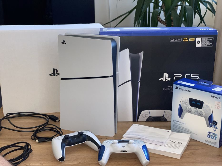 Playstation 5 slim Digital 825gb + AstroBot limited edition controller + гаранция до 03.11.2027