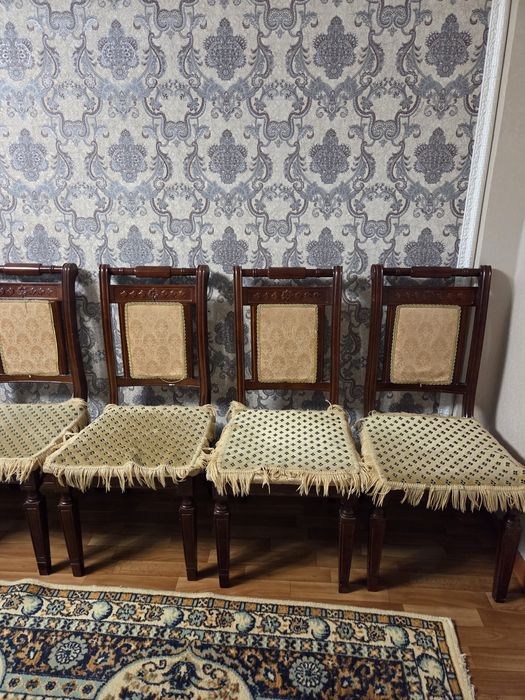 Продам стол /Италия/ и стулья б/у.