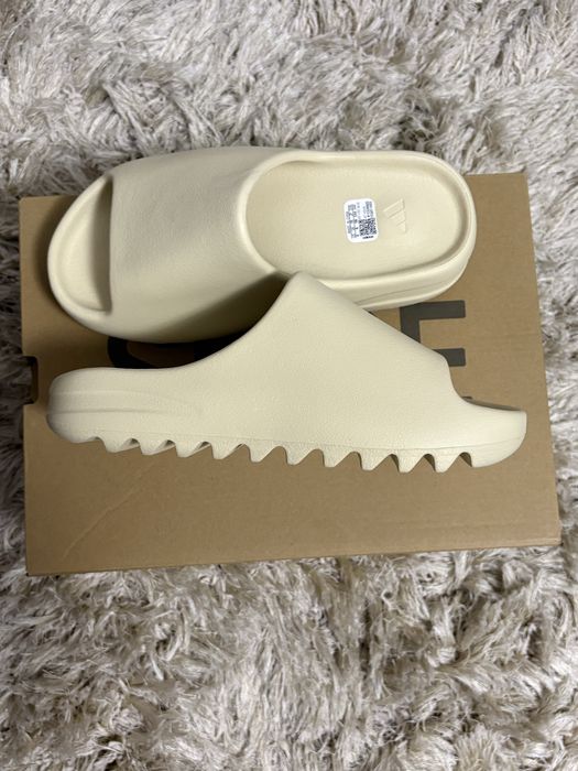 Yeezy Slides ‘Bone’