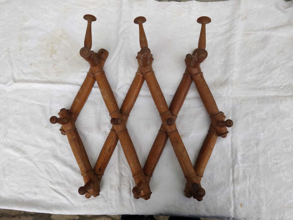 Стари бирени бутилки и старинни закачалки