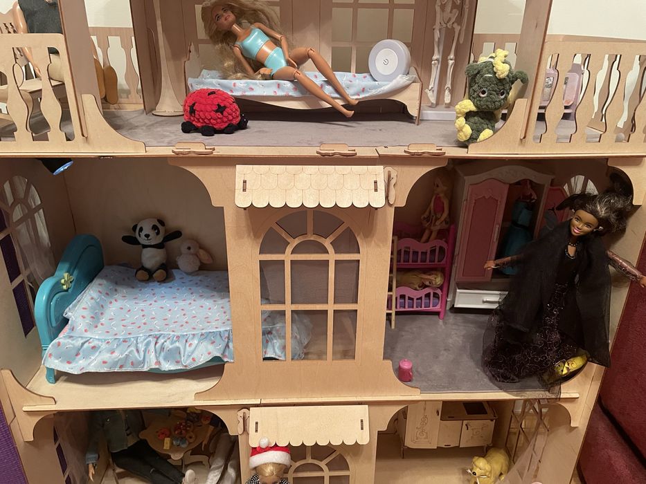 Деревянный домик для кукол