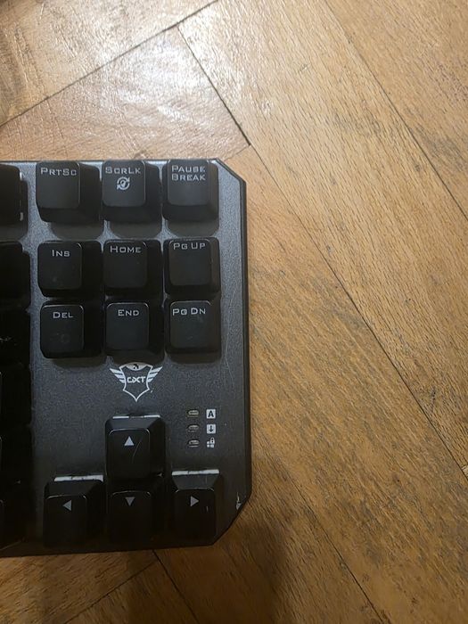 Продавам trust клавистура с червени суичове