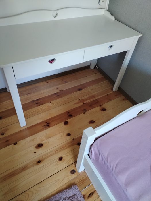 Set Mobilier Copii (Alb, model inimi): Pat 90x200 cu Somieră și Saltea + Birou cu Sertare