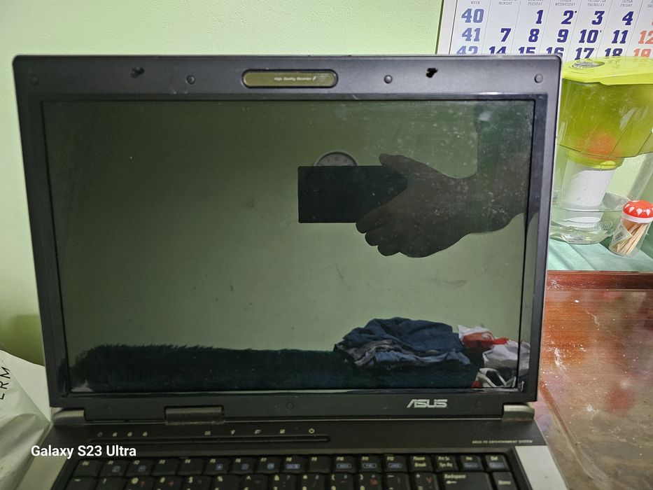 Продавам два лаптопа Asus и един DELL