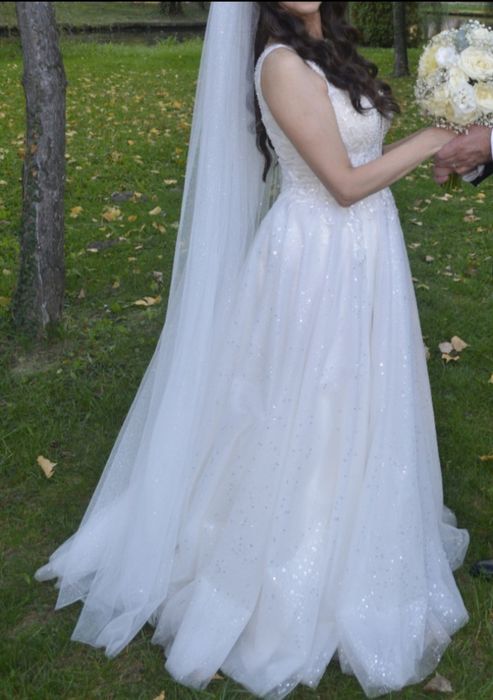 Vând rochie de mireasă în stare foarte bună ,purtată  câteva ore