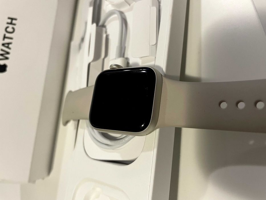 Apple Watch SE 2 (2022) 40mm Starlight Aluminium + подарък каишка