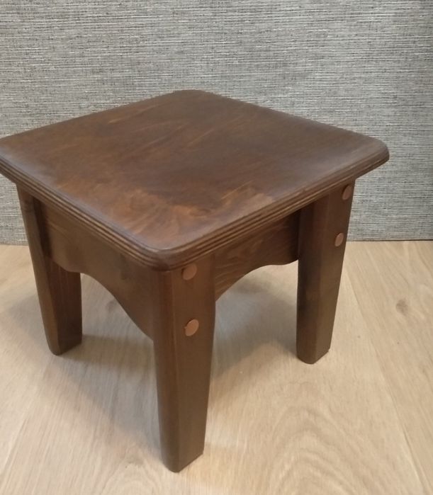 Продам табуретки разные,дерево