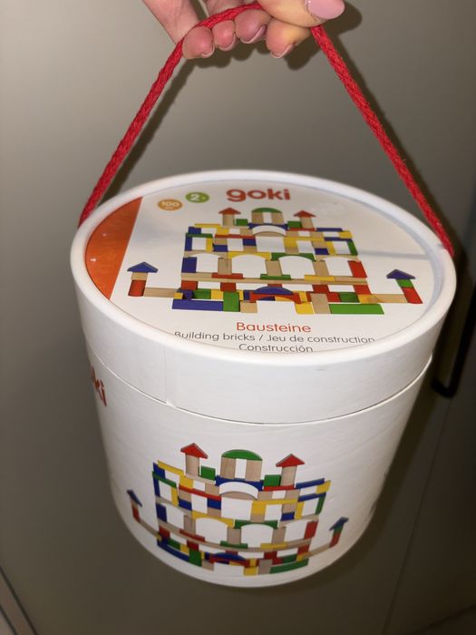 Дървен конструктор Goki - 100 части, в кофа