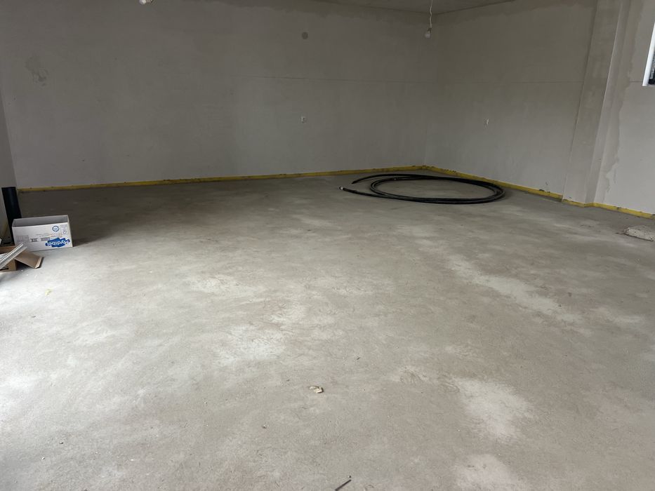 НОВА самостоятелна къща с двор