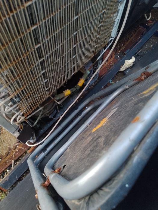 Хладилник с фризер.