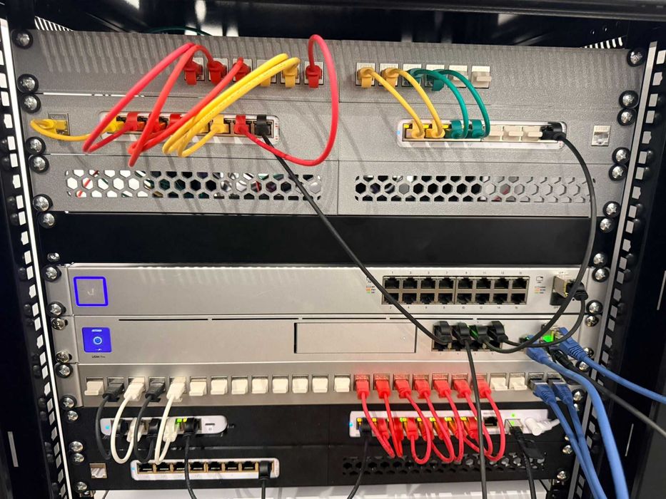 Switch PoE Ubiquiti UniFi US-16-150W – 16x GbE PoE+, 2x SFP, managed, rackabil