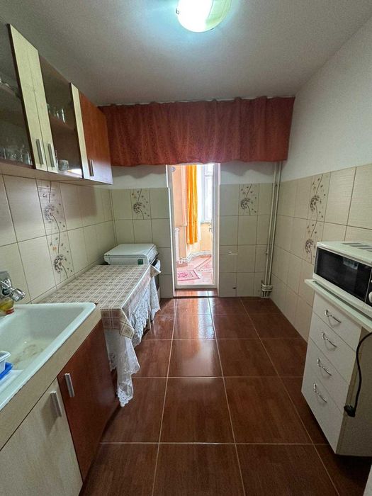 Închiriez apartament 2 camere Micro 17 – parcare inclusă