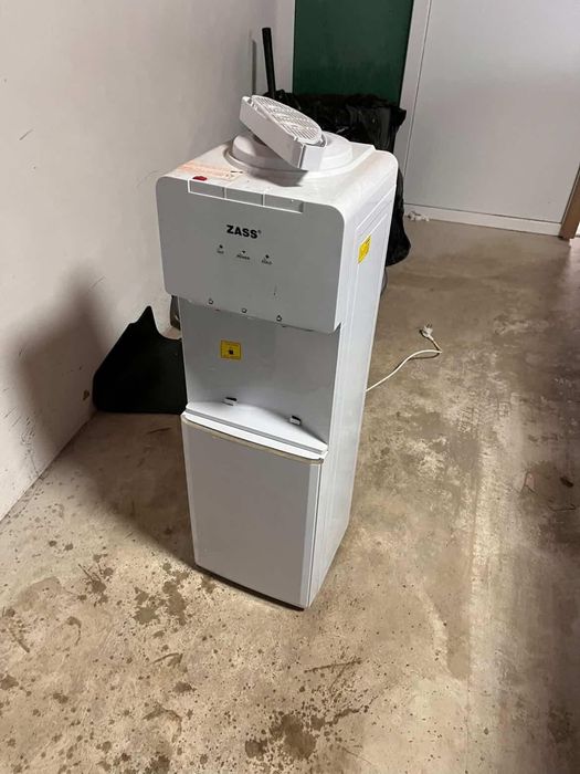 Mini frigider cu suport de apa