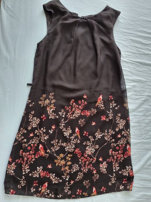 Rochie scurtă neagră fără mâneci cu motive florale