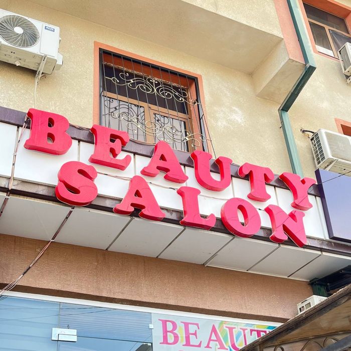 Гузалик салони учун ойна сотилади ва реклама буквалар