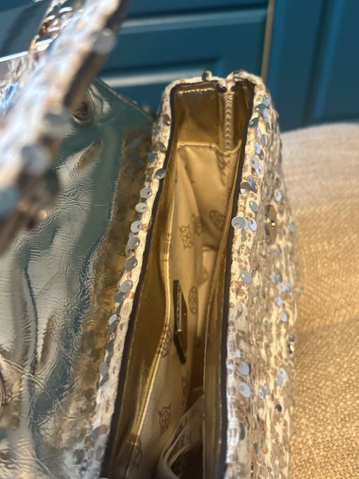 Poseta eleganta Guess