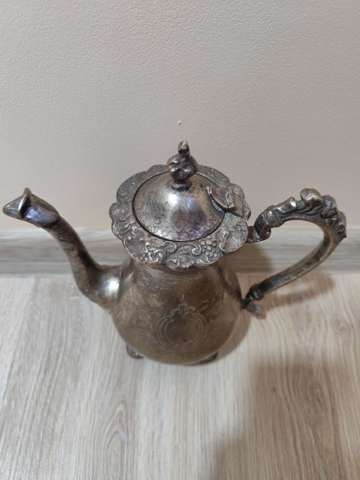 Антикварни чайници, препарирани акули