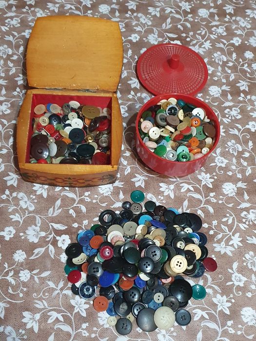 Разни платове,  парчета, ципове, копчета, дантела и недовършени карета