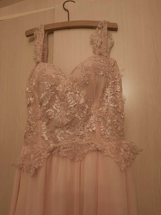 Vând rochii elegante pentru evenimente