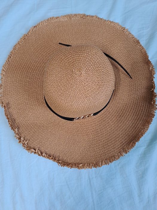 Лот от 2бр плажни шапки за 10лв общо