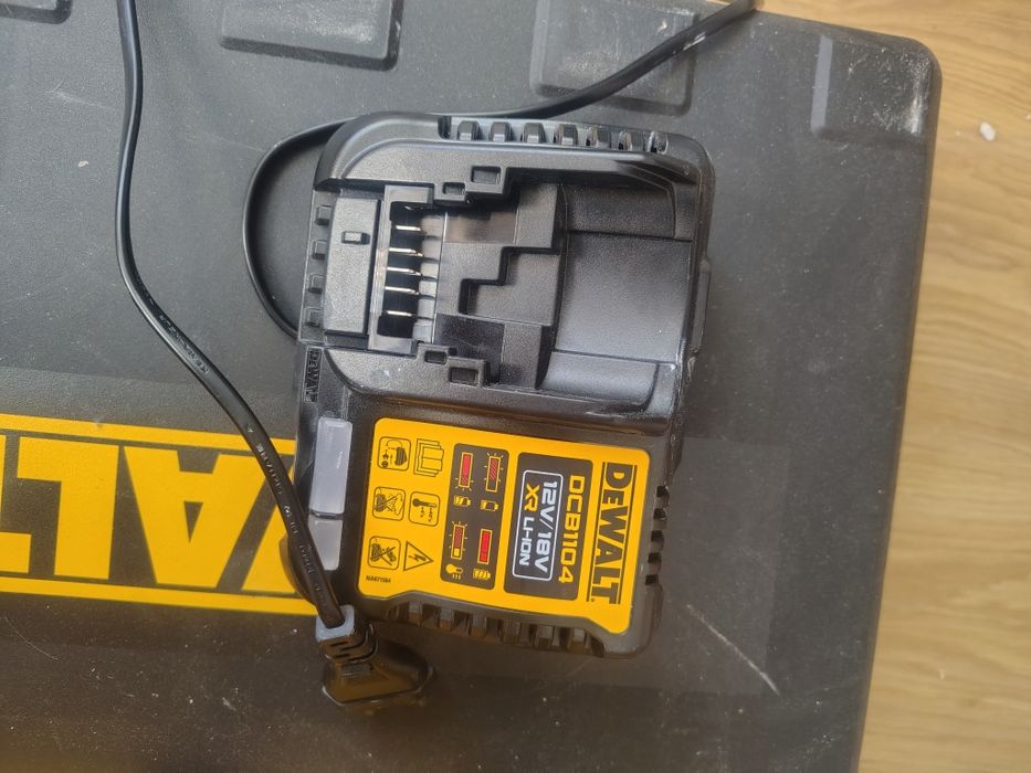 Пушка за Бетон БАТЕРИЯ И ЗАРЯДНО ЧИСТО НОВИ!!!  и пирони за нея