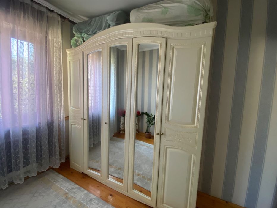 Продам срочно шкаф и тумба с Зеркалом