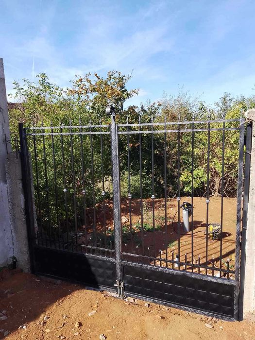 Врати, парапети и други изделия от желязо